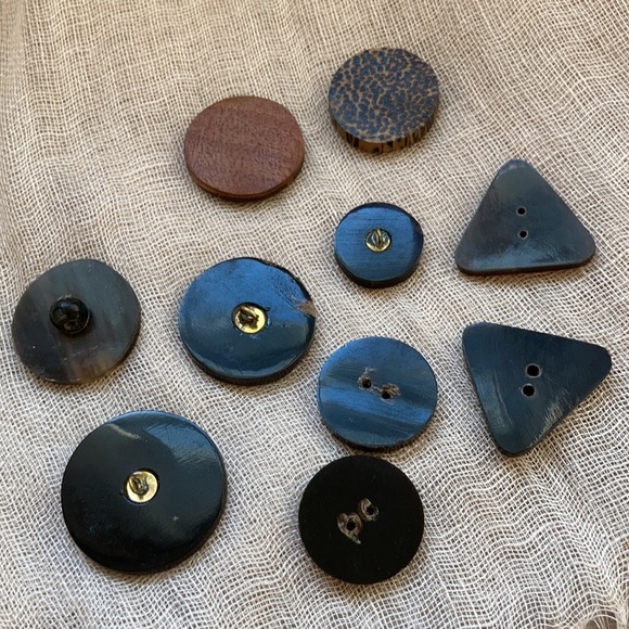 Group of natural buttons for art projects - Picture 3 of 16
